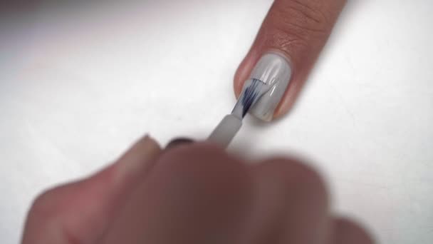女性手在女性指甲上涂灰色抛光的特写 — 图库视频影像
