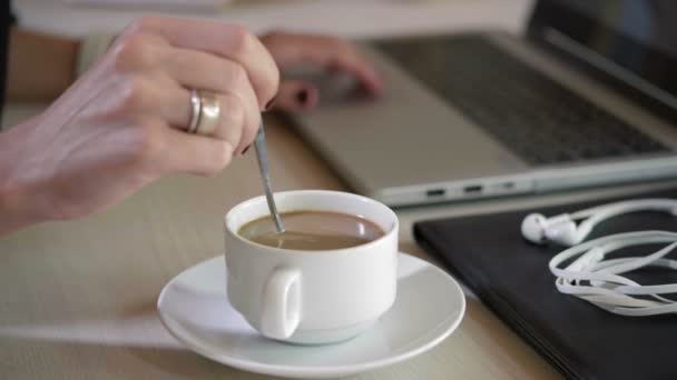 Primer Plano Mano Femenina Sosteniendo Cuchara Mezclando Café Taza Café — Vídeos de Stock