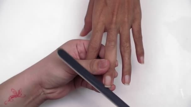 Närbild Kvinnlig Hand Manikyr Med Nagelfil Kvinnliga Händer — Stockvideo