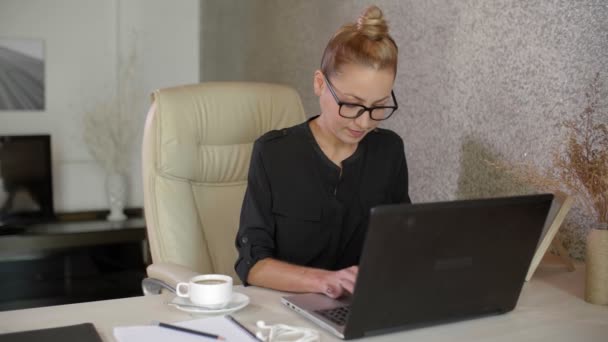 Masaüstünde Oturan Beyaz Kadınının Sağını Takip Etmek Dizüstü Bilgisayarda Klavye — Stok video
