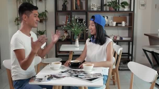 Mediana Toma Joven Mujer Asiática Hombre Raza Mixta Sentado Mesa — Vídeos de Stock