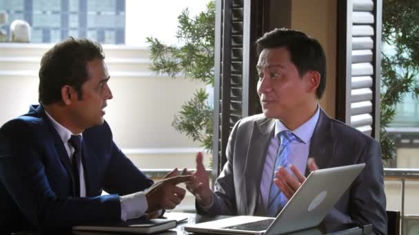 Média Foto Dois Empresários Asiáticos Sentados Juntos Mesa Olhando Para — Vídeo de Stock