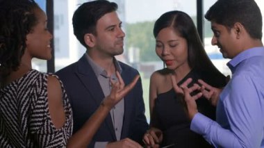 İki kadın ve iki erkeğin yan yana durup iletişim kurdukları orta boy bir fotoğraf.