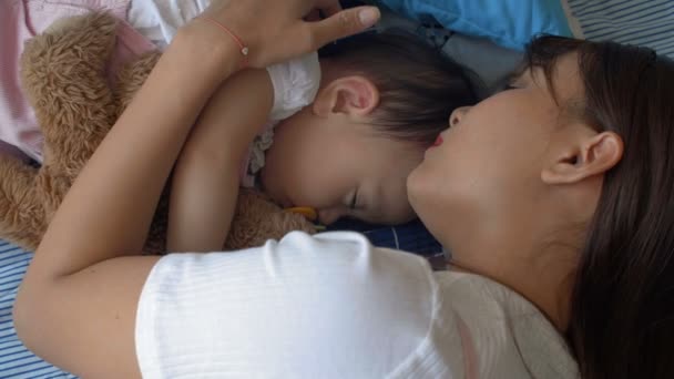 Directamente Encima Vista Niña Asiática Durmiendo Mientras Madre Yacía Cerca — Vídeos de Stock