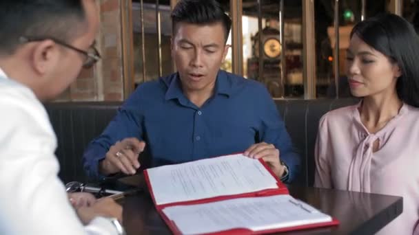 Medium Shot Van Drie Aziatische Zakenpartners Zitten Restaurant Bespreken Contract — Stockvideo