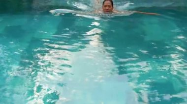 Havuzda yüzen Asyalı kadını kilit altına alın