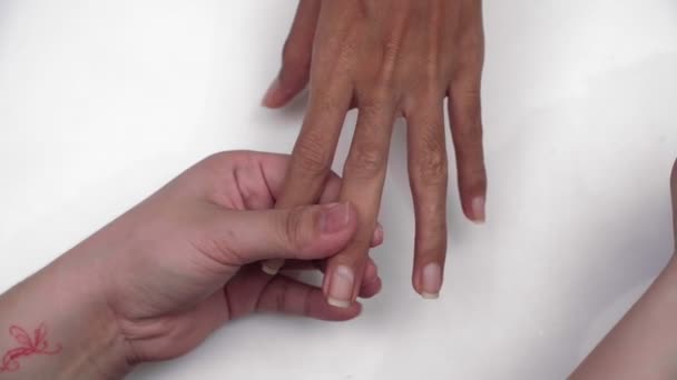 Close Van Vrouwelijke Hand Krijgen Manicure Met Speciaal Gereedschap Vloeistof — Stockvideo