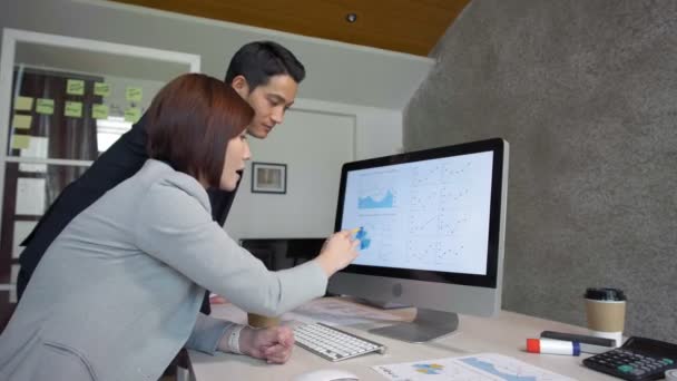 Zoom Mulher Negócios Asiática Apontando Com Caneta Tela Computador Explicando — Vídeo de Stock