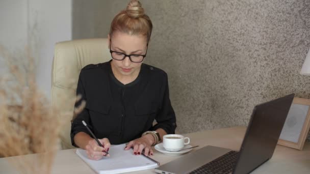 Średni Strzał Białej Bizneswoman Siedzi Pulpicie Rysując Notatniku Ołówkiem Następnie — Wideo stockowe