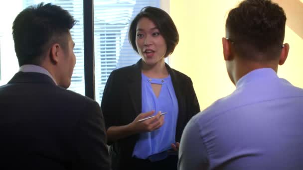 Visão Rara Dois Empresários Asiáticos Ouvindo Sua Explicação Colega Feminina — Vídeo de Stock