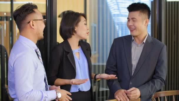 Средний Снимок Двух Азиатских Бизнесменов Бизнесвумен Стоящих Разговаривающих — стоковое видео