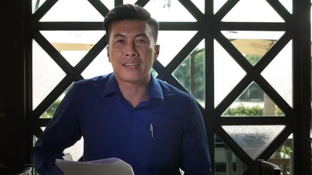 Medium Skud Midaldrende Asiatisk Forretningsmand Blå Skjorte Taler Ser Kameraet – Stock-video