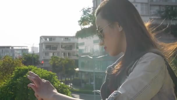 Panning Της Νεαρής Ασιάτισσας Γυναίκα Στέκεται Στο Μπαλκόνι Χρησιμοποιώντας Smartphone — Αρχείο Βίντεο