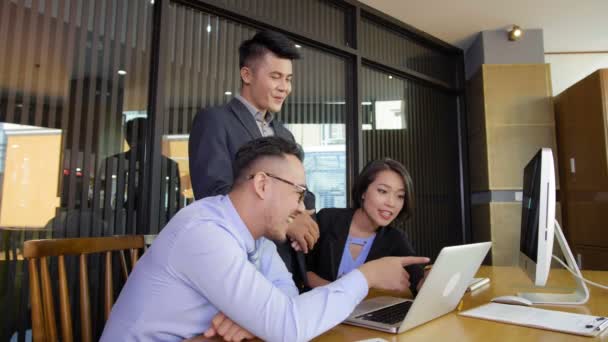 Encierro Tres Compañeros Negocios Asiáticos Reunieron Ordenador Portátil Discutir Estrategia — Vídeos de Stock