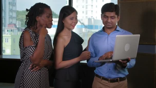 Середній Знімок Бізнесмена Стоїть Ноутбуком Руках Обговорює Нову Стратегію Своїми — стокове відео