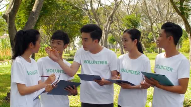 Három Ázsiai Férfi Két Önkéntes Egyenruhás Nyomkövető Joga Akik Együtt — Stock videók