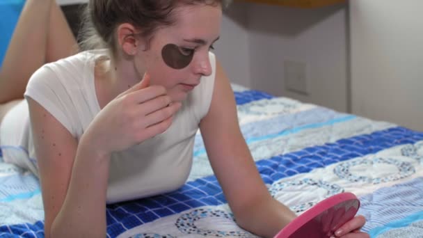 Згорніть Молоду Кавказьку Жінку Лежачу Ліжку Під Очними Плямами Обличчі — стокове відео