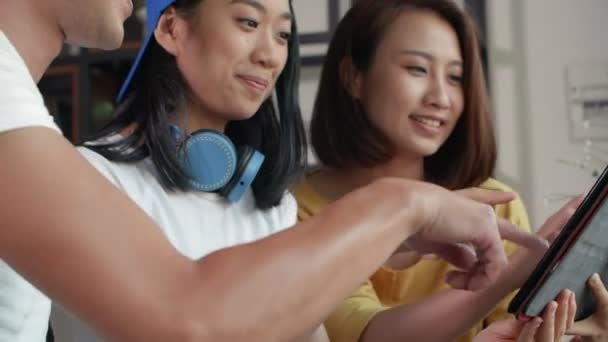 Mixte Homme Deux Jeunes Femmes Asiatiques Assis Ensemble Dans Caf — Video