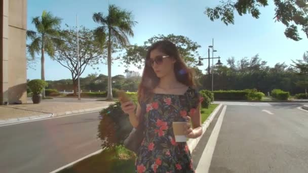 Plan Moyen Jeune Femme Asiatique Marchant Tenant Tasse Papier Café — Video