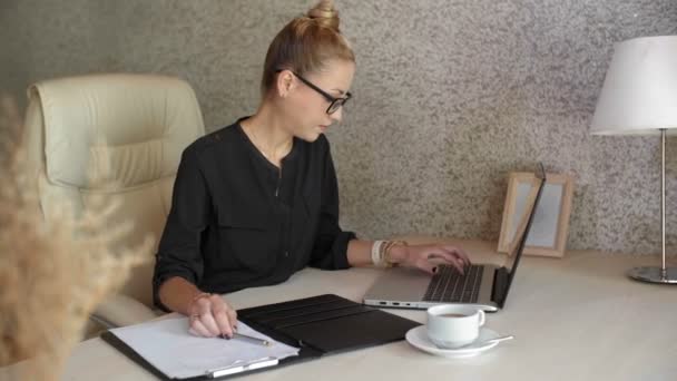 Plan Moyen Blonde Femme Affaires Caucasienne Assise Sur Bureau Tapant — Video