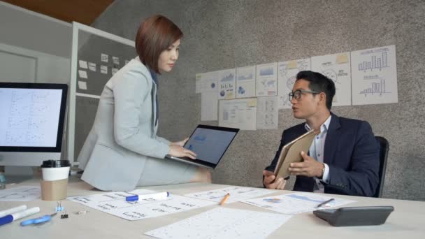 Média Foto Empresário Asiático Sentado Mesa Mostrando Tablet Para Empresária — Vídeo de Stock
