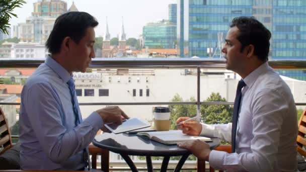 Afsluiting Van Twee Aziatische Zakenlieden Zitten Aan Caf Tafel Werken — Stockvideo