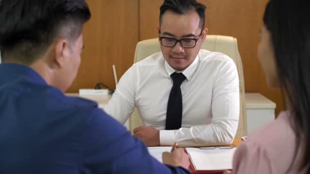 Рідкісний Вид Азіатського Бізнесмена Який Чекає Свого Партнера Підписує Контракт — стокове відео