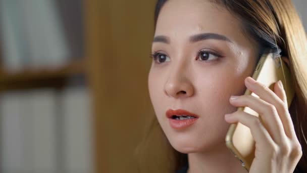 Primer Plano Atractiva Mujer Asiática Teniendo Conversación Telefónica — Vídeo de stock
