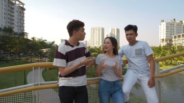 Mittlere Aufnahme Von Zwei Jungen Asiatischen Männern Und Einer Jungen — Stockvideo