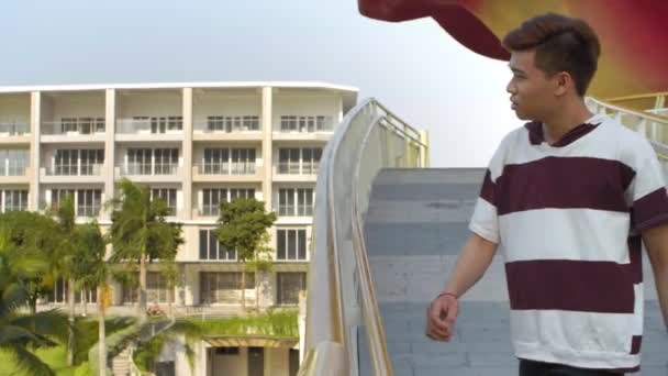Låsning Ung Asiatisk Man Som Kommer Lutar Sig Mot Räcket — Stockvideo