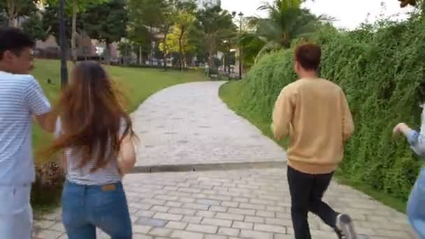 Ampla Foto Dois Jovens Asiáticos Suas Duas Namoradas Fugindo Parque — Vídeo de Stock