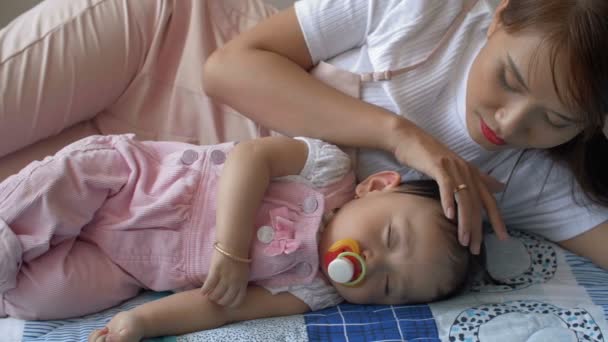 Rastreando Derecha Del Pequeño Niño Asiático Durmiendo Mientras Madre Yacía — Vídeos de Stock