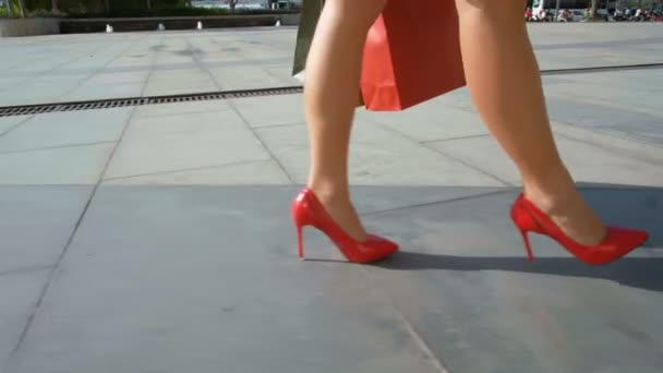 Siguiendo Plano Piernas Delgadas Femeninas Rojo Zapatos Brillantes Las Colinas — Vídeo de stock