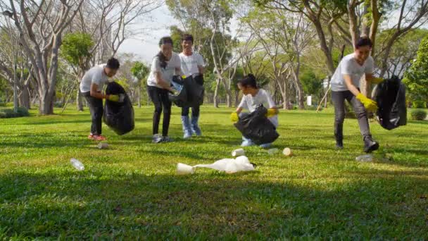Låsning Grupp Asiatiska Volontärer Som Samlar Hushållsavfall Parken — Stockvideo