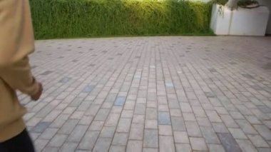 İki Asyalı genç adamın ve iki kız arkadaşının parkta koşarken, kameraya bakıp gülerken geniş açılı görüntüleri.