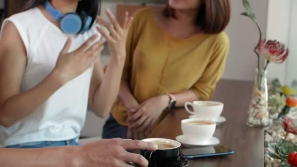 Due Donne Asiatiche Uomo Razza Mista Seduti Insieme Caffè Comunicare — Video Stock