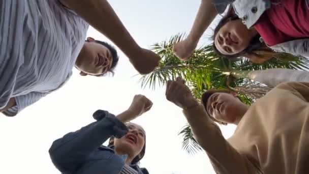 Bezpośrednio Poniżej Widok Czterech Nastolatków Azjatyckich Stojących Kręgu Gry Ich — Wideo stockowe