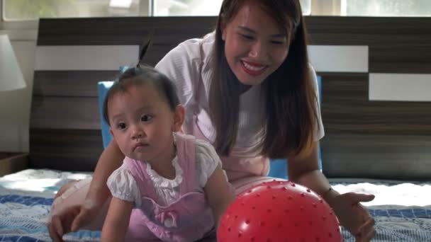 Medium Shot Asian Woman Her Little Daughter Sitting Bed Playing — Stock Video