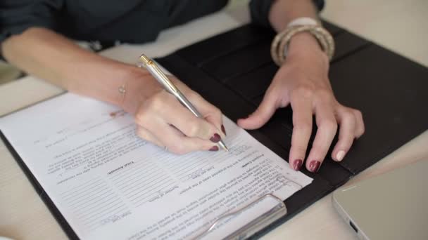 Großaufnahme Weiblicher Hände Die Stift Der Hand Halten Und Notizen — Stockvideo