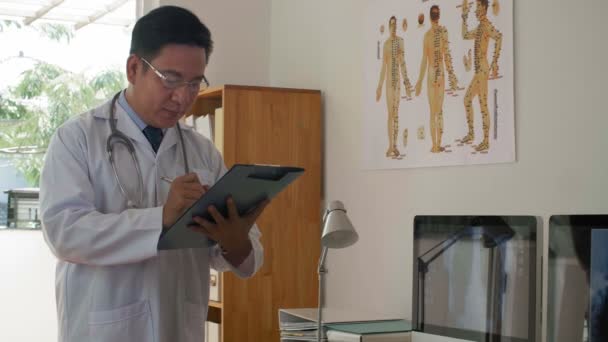 Střední Snímek Muže Středního Věku Asijský Lékař Stojící Své Kanceláři — Stock video