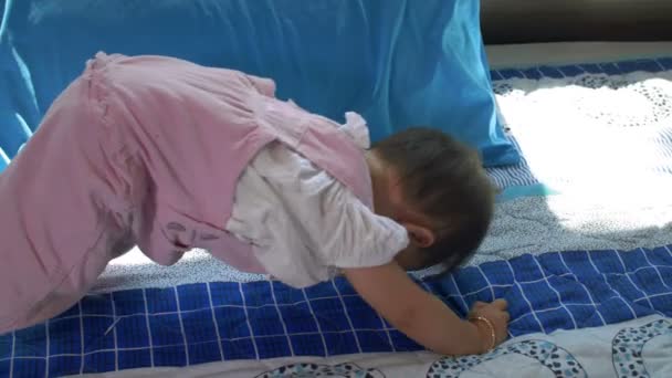 Tiro Médio Criança Brincando Simultaneamente Braços Pernas — Vídeo de Stock
