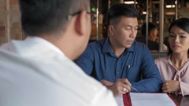 Back View Asian Couple Sitting Table Discussing Document Lawyer Sitting — Stock Video