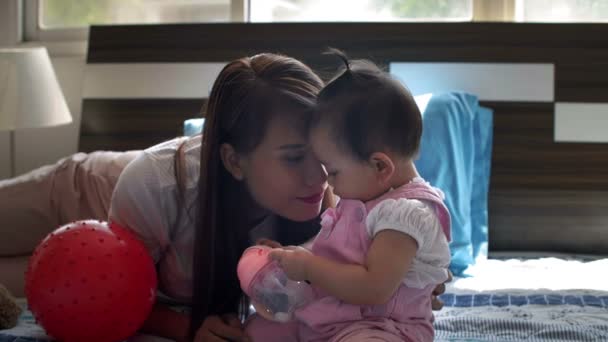 Zár Ázsiai Feküdt Ágyon Közel Kislánya Ágyon Megcsókolta — Stock videók