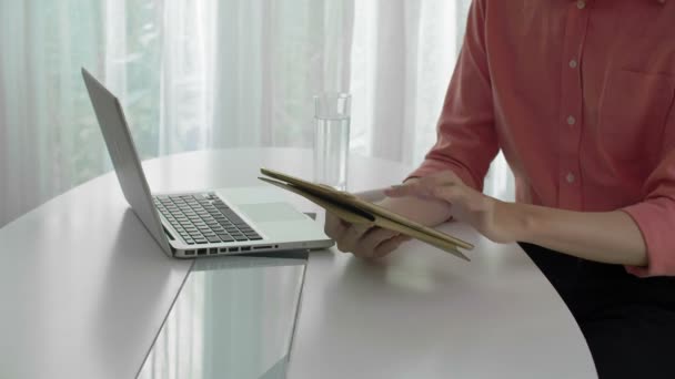 Mediana Toma Hombre Sentado Mesa Delante Computadora Portátil Sosteniendo Tableta — Vídeos de Stock