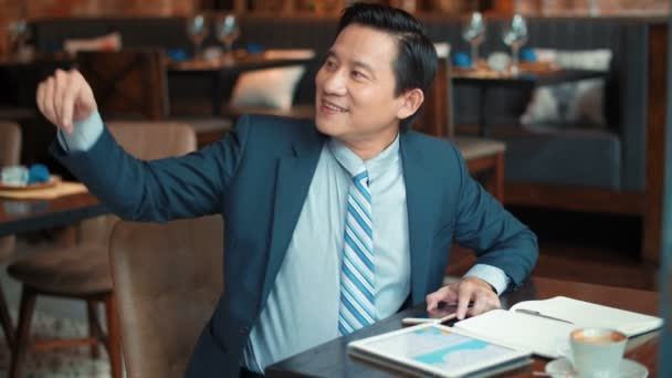 Reifer Asiatischer Geschäftsmann Arbeitet Digitalem Tablet Restaurant Ruft Kellner Bezahlt — Stockvideo