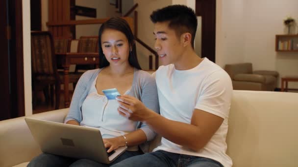 Jeune Homme Asiatique Dictant Nombre Carte Crédit Femme Alors Était — Video