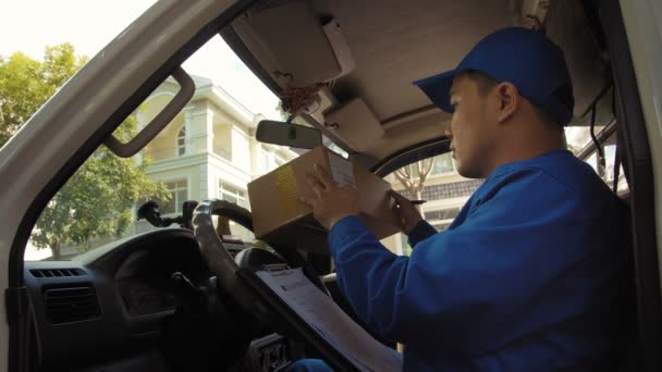 Bloqueo Mensajero Asiático Uniforme Azul Sentado Coche Sosteniendo Caja Sus — Vídeos de Stock