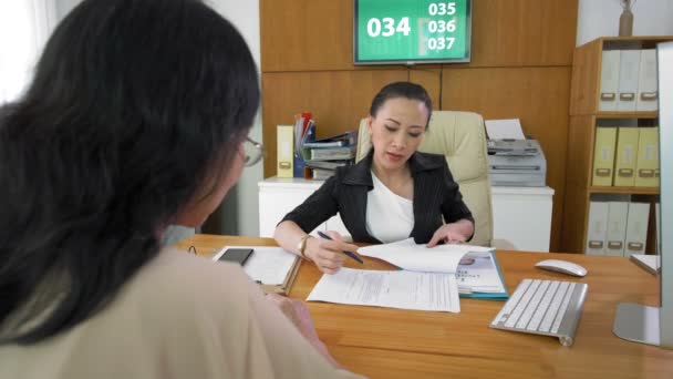 Orta Ölçekli Bir Asyalı Kadın Sosyal Hizmet Görevlisi Masaüstünde Oturuyor — Stok video