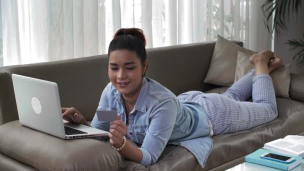 Ampla Foto Mulher Asiática Meia Idade Deitada Sofá Laptop Digitando — Vídeo de Stock