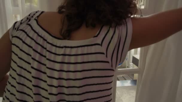 Foto Mediana Mujer Mediana Edad Abriendo Puerta Entrada Casa Tomando — Vídeos de Stock